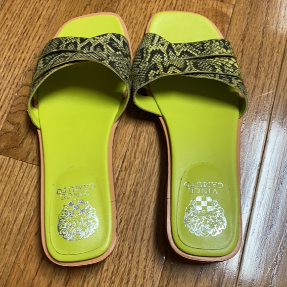 VINCE CAMUTO NEON GREEN SANDAL - Picture 3 of 5